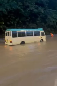香港持續黑雨 多區降雨量創新高 香港持續黑雨 多區降雨量創新高