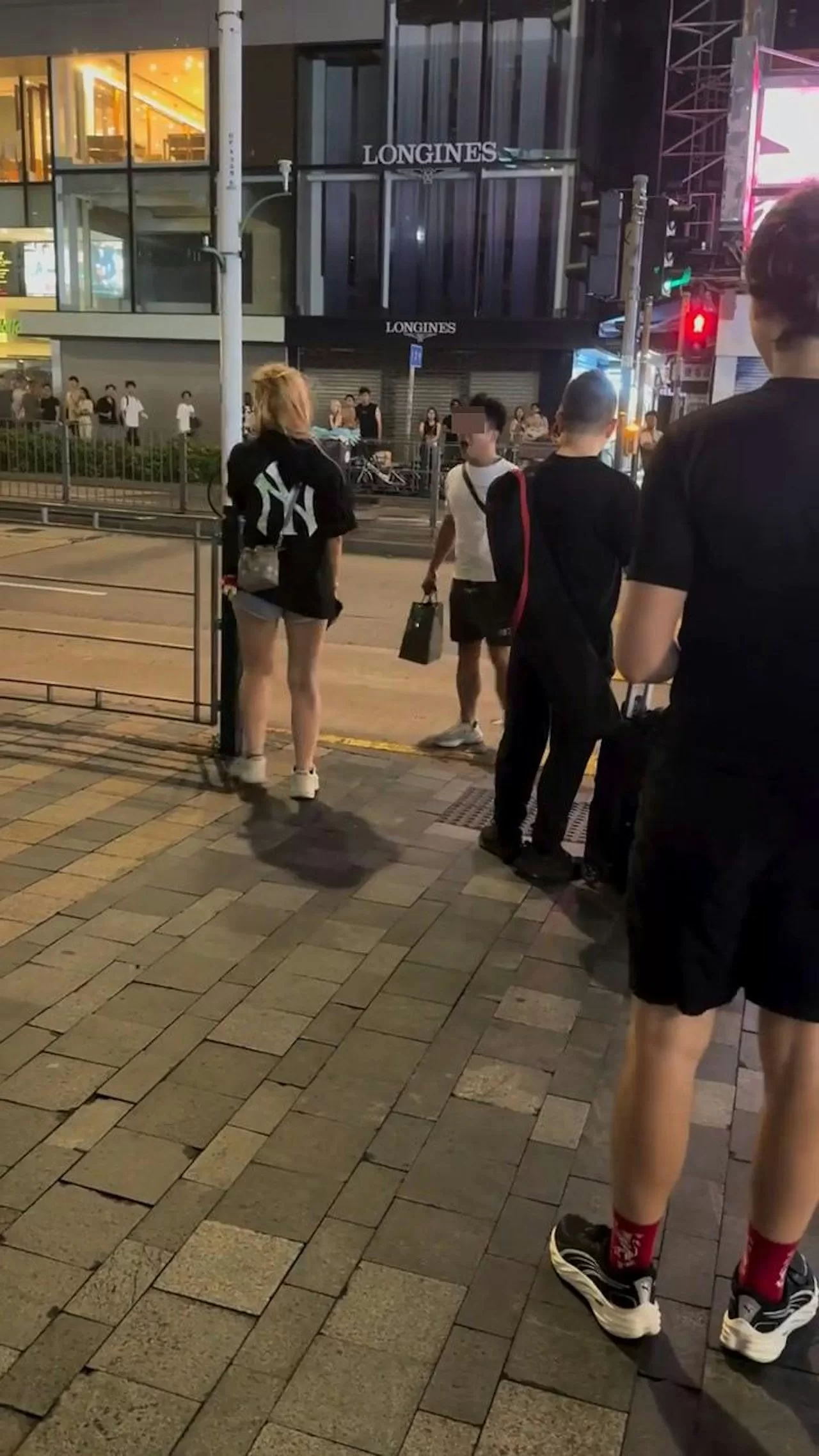 白衣男旺角街頭咆哮女友 結局反轉笑翻全網