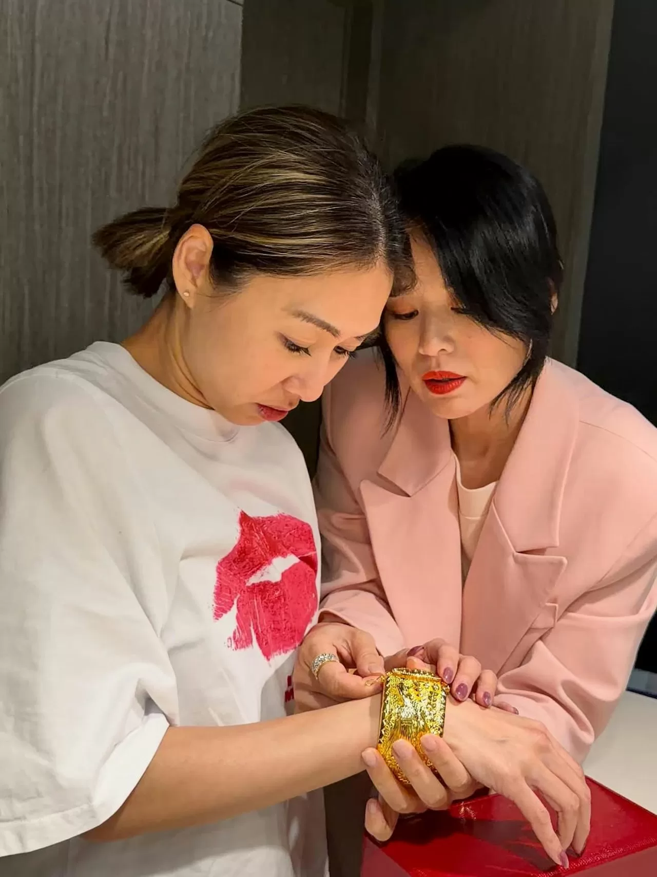 胡定欣婚後首露面 胡杏兒親授龍鳳鈪