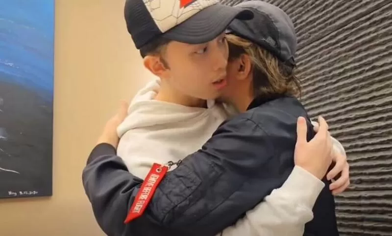 孫鵬60歲生日一家三口同慶 孫安佐英文告白獻吻超溫馨