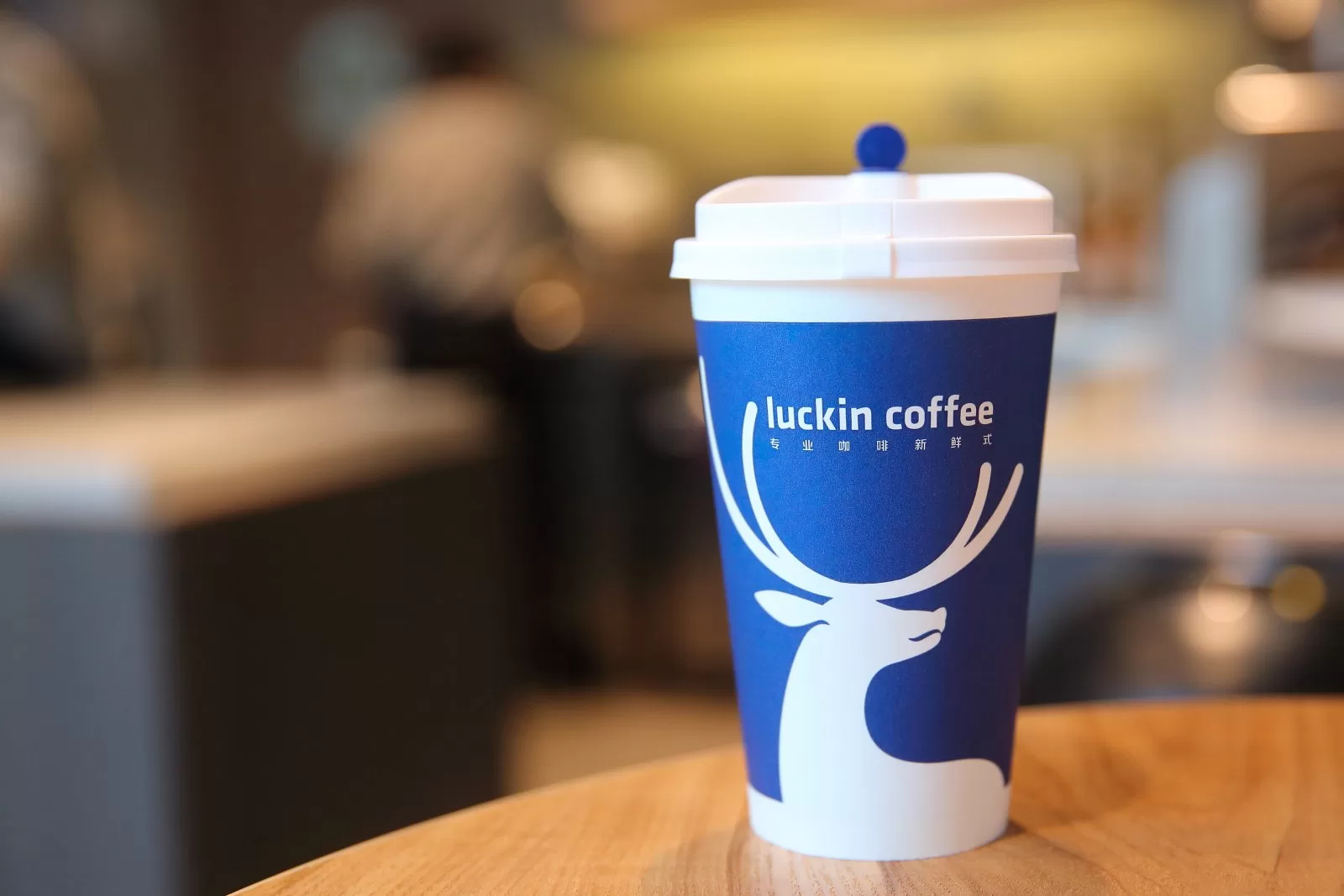 瑞幸咖啡2025年收入近493億元 全年淨增門店逾8700間