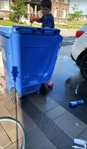 加拿大11歲男童洗垃圾桶創業爆紅 每桶收10加元