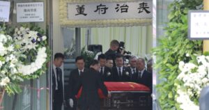 董建華國旗覆棺出殯　李家超等扶靈