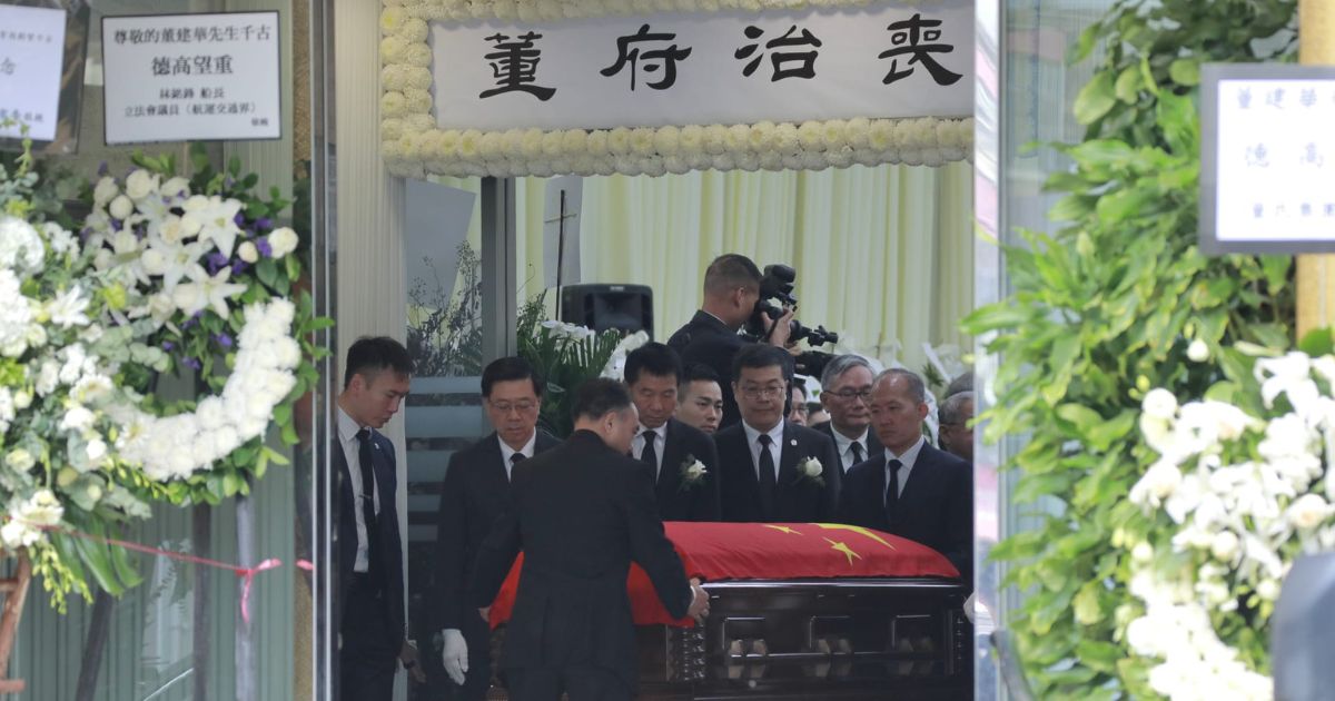 董建華國旗覆棺出殯 李家超等扶靈 董建華國旗覆棺出殯 李家超等扶靈