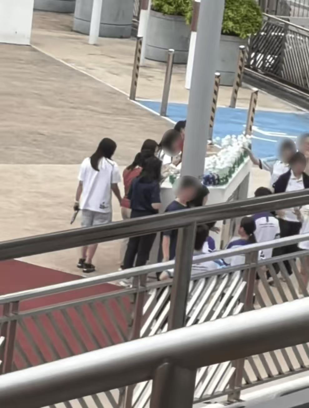 觀塘瑪利諾12學生飲免費「尖叫」後不適 樽身疑現針孔 觀塘瑪利諾12學生飲免費「尖叫」後不適 樽身疑現針孔