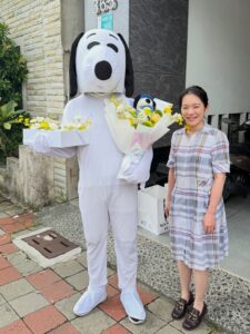 陳幸妤上班驚見「真人版史努比」送花 網民紛紛送祝福 陳幸妤上班驚見「真人版史努比」送花 網民紛紛送祝福