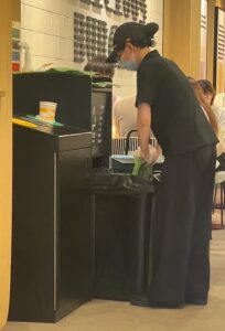 深圳麥當勞員工用餐盤壓垃圾 官方致歉:會加強員工培訓 深圳麥當勞員工用餐盤壓垃圾 官方致歉:會加強員工培訓