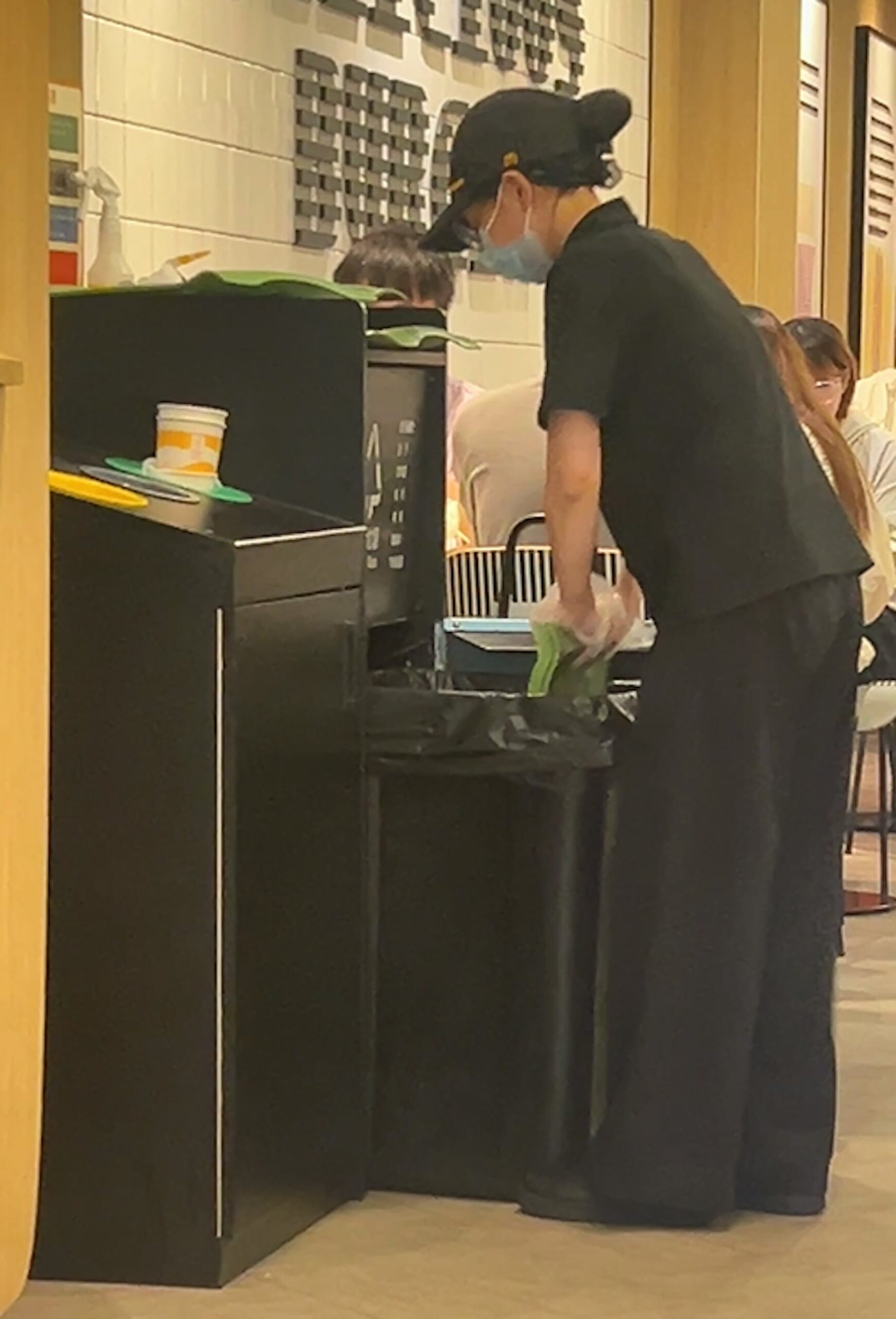 深圳麥當勞員工用餐盤壓垃圾 官方致歉:會加強員工培訓 深圳麥當勞員工用餐盤壓垃圾 官方致歉:會加強員工培訓
