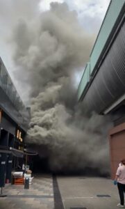 石門兩餸飯店疑搶火冒濃煙 煙霧湧入商場及港鐵站 石門兩餸飯店疑搶火冒濃煙 煙霧湧入商場及港鐵站