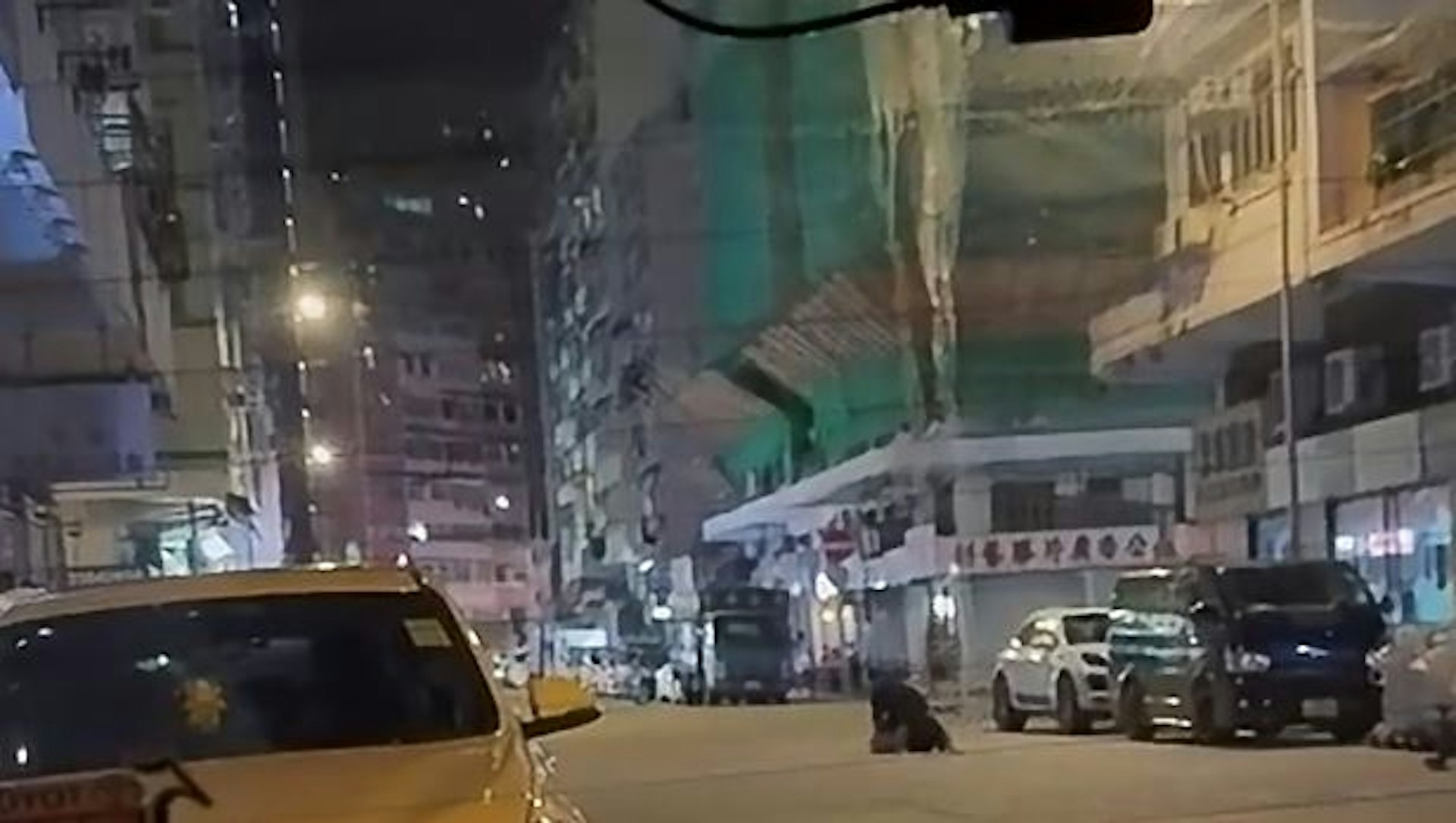 太子男子抱嬰與女子街頭爭執 踢飛嬰兒車再推跌對方 太子男子抱嬰與女子街頭爭執 踢飛嬰兒車再推跌對方