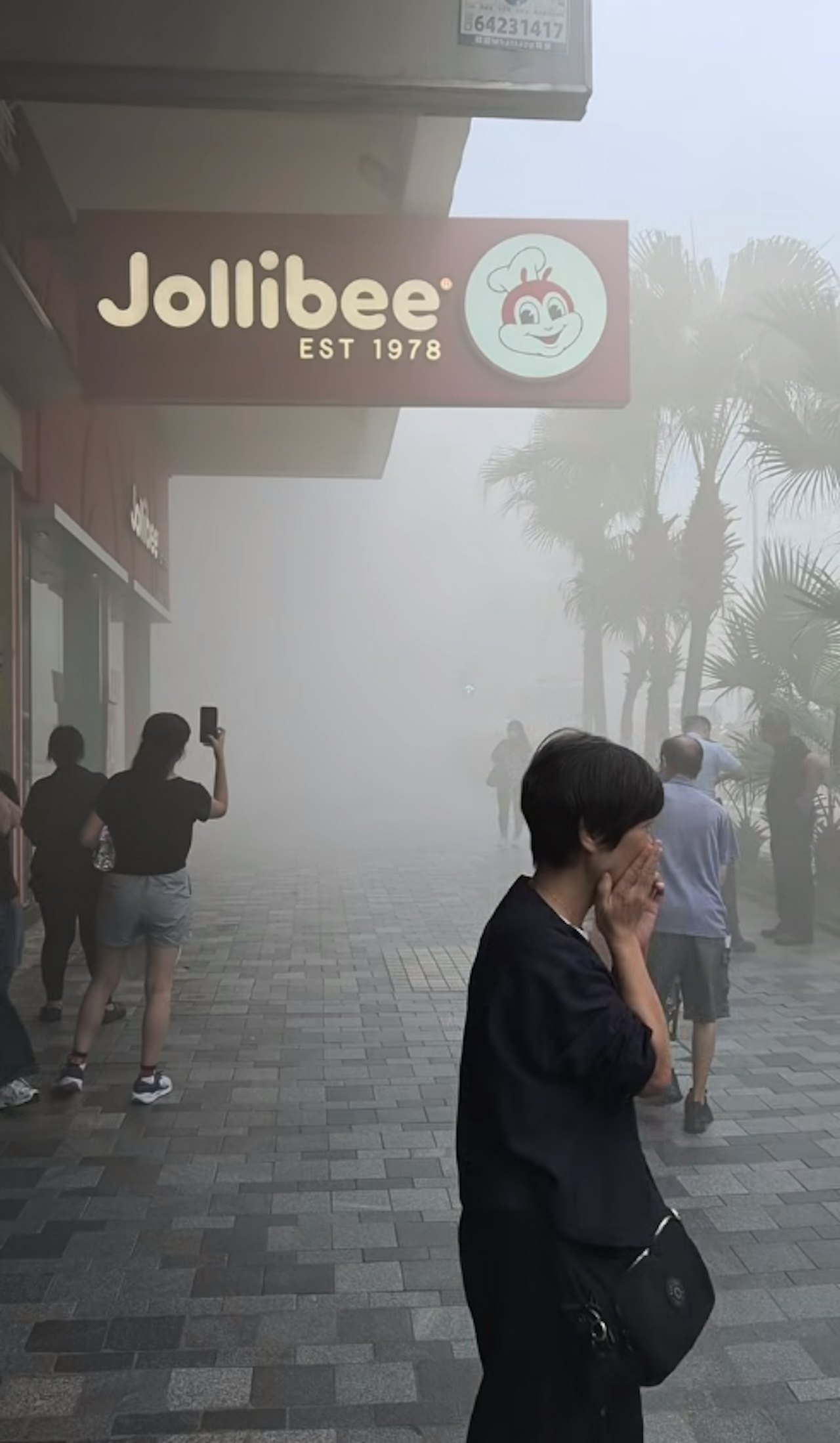 佐敦火警｜彌敦道餐廳油煙槽起火　濃煙湧出途人掩面走避　柯士甸道封路