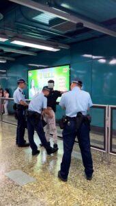 深水埗站男子爆粗鬧警片瘋傳　反嗆「睇下你點唔畀機會我」