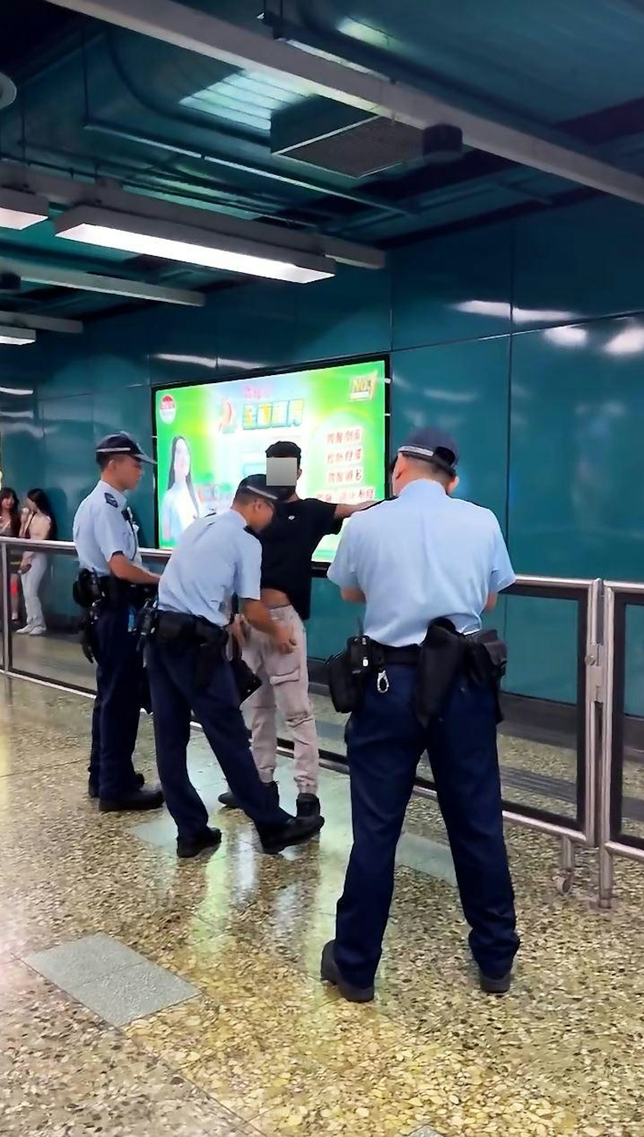 深水埗站男子爆粗鬧警片瘋傳　反嗆「睇下你點唔畀機會我」