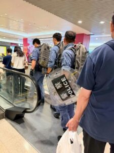 鑽石山站50歲女持刀索八達通及$100紙幣　警追至慈正邨破門拘捕